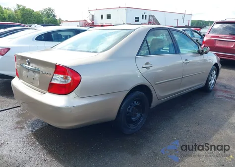 2002 Toyota Camry Le z USA, uszkodzony, nr VIN 4T1BE32K52U103917